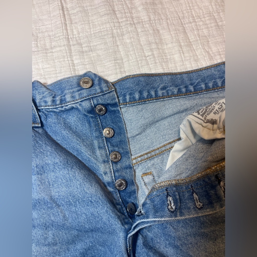 Levi's 501® Women's High Rise Jean Shorts Light Wash Denim Distressed Size 33 - Picture 5 of 8
